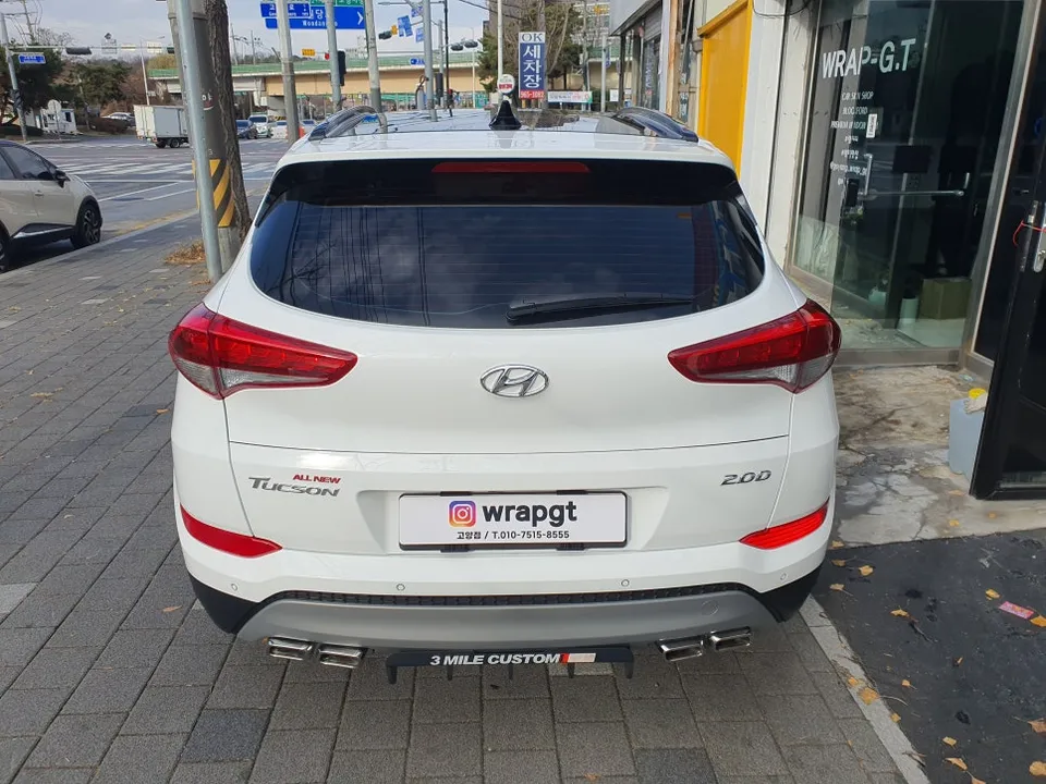 Hyundai Tucsonのカーラッピング事例|サテンホワイトゴールドの高級感 施工写真 2-2