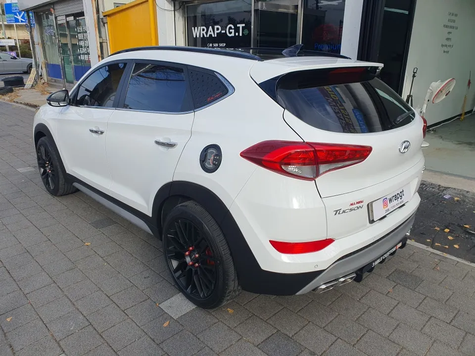Hyundai Tucsonのカーラッピング事例|サテンホワイトゴールドの高級感 施工写真 3-2