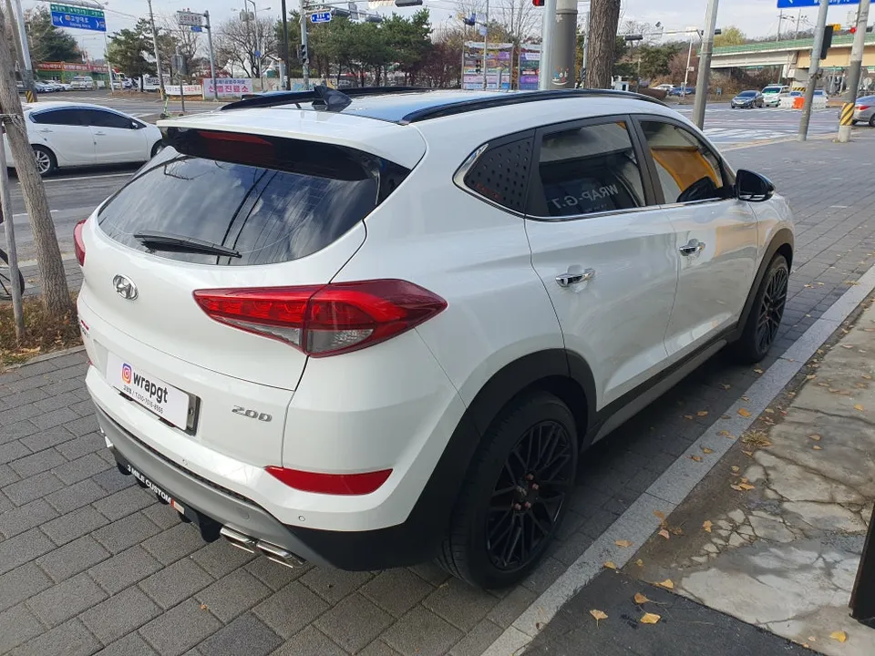 Hyundai Tucsonのカーラッピング事例|サテンホワイトゴールドの高級感 施工写真 1-3