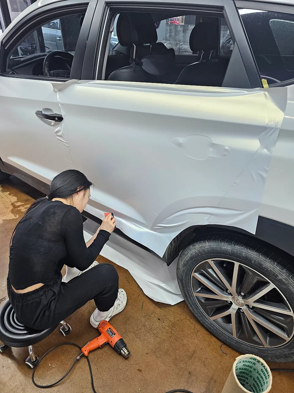 Hyundai Tucsonのカーラッピング事例|サテンホワイトゴールドの高級感 施工写真 3-3
