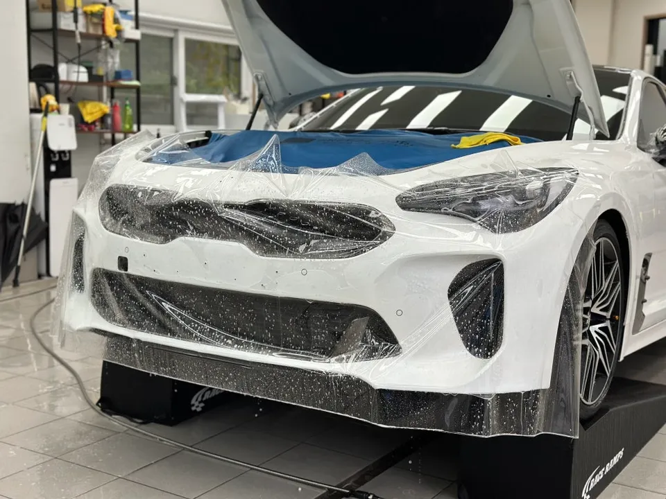 Kia StingerのPPF施工事例|費用目安と仕上がり 施工写真 1-2