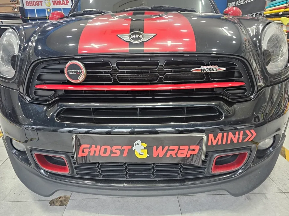 MINI Countrymanのカーラッピング事例｜グリル周りのカスタム 施工写真 2-2