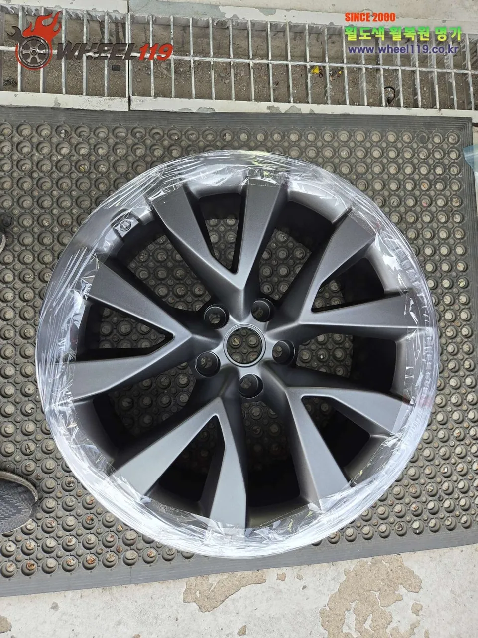 Tesla Model Xのホイールリペア・塗装事例 施工写真 4-2