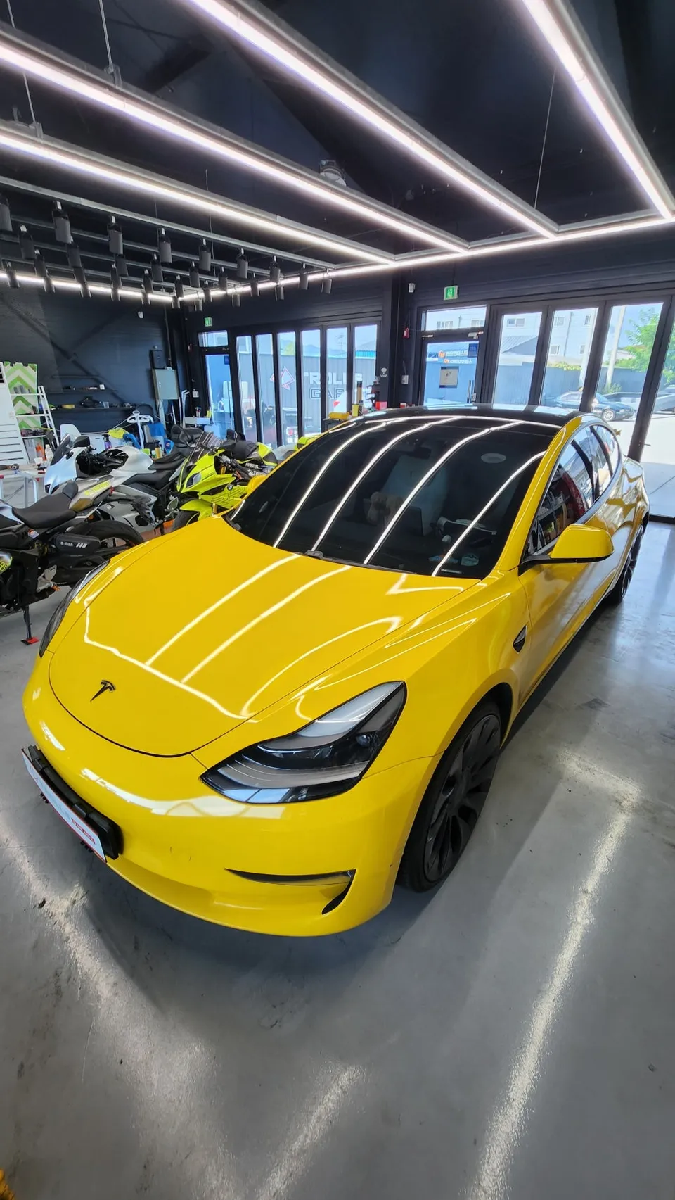 Tesla Model 3のカーラッピング事例|費用目安・仕上がり 施工写真 2-1