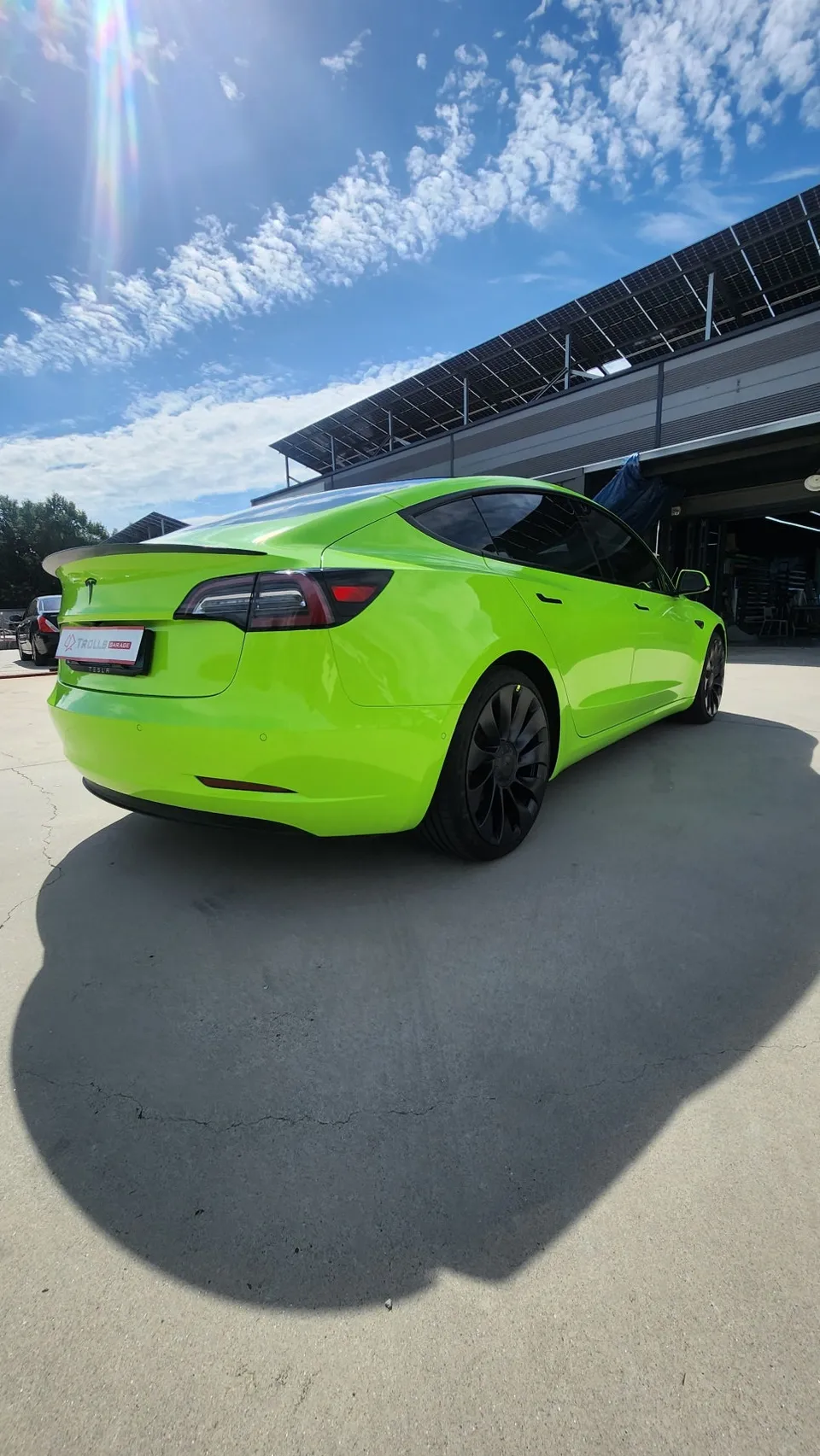 Tesla Model 3のカーラッピング事例|費用目安・仕上がり 施工写真 1-3