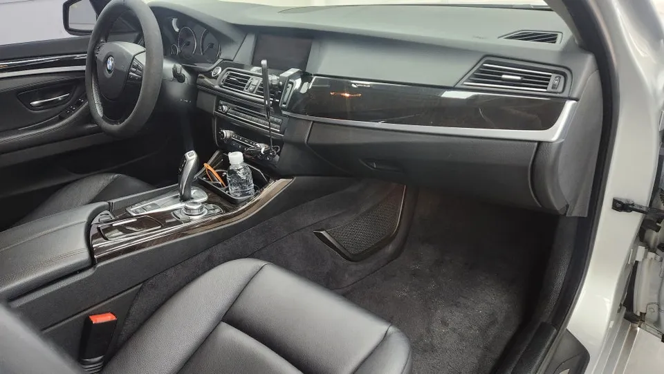 BMW 5 Seriesのカーラッピング事例|内装カスタム 施工写真 2-1