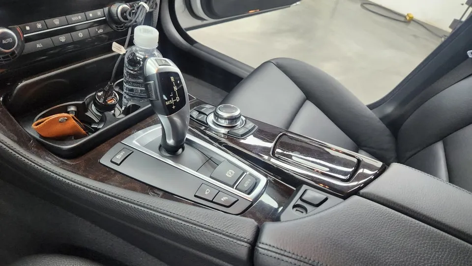 BMW 5 Seriesのカーラッピング事例|内装カスタム 施工写真 2-2