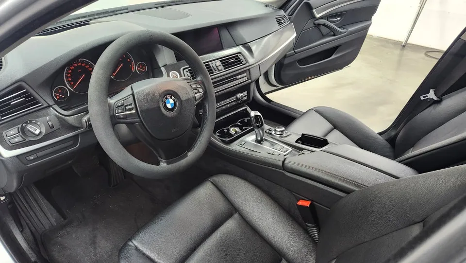 BMW 5 Seriesのカーラッピング事例|内装カスタム 施工写真 1-3