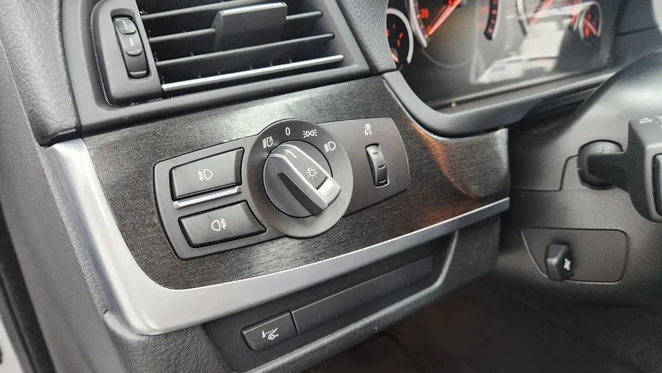 BMW 5 Seriesのカーラッピング事例|内装カスタム 施工写真 2-3