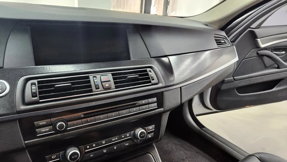 BMW 5 Seriesのカーラッピング事例|内装カスタム 施工写真 3-3