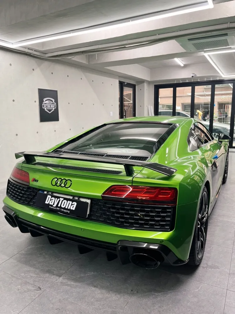 Audi R8 vinyl wrap - Audi R8 Carbon Roof Wrap Review: Seamless Integration photo 3