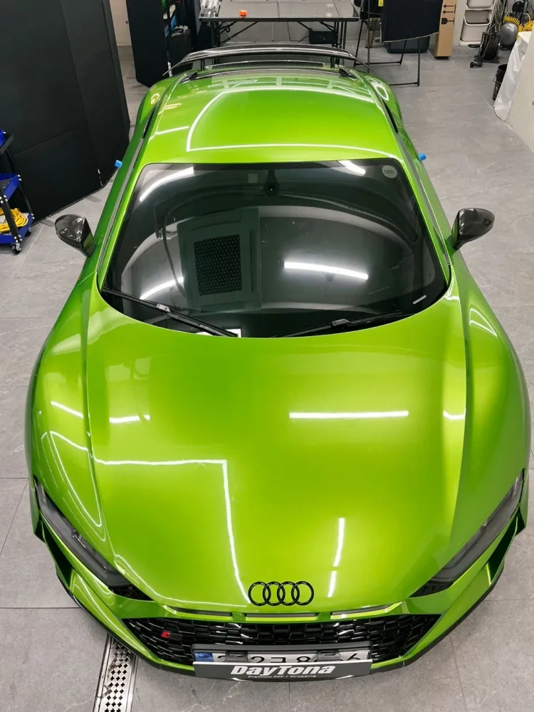 Audi R8 vinyl wrap - Audi R8 Carbon Roof Wrap Review: Seamless Integration photo 4