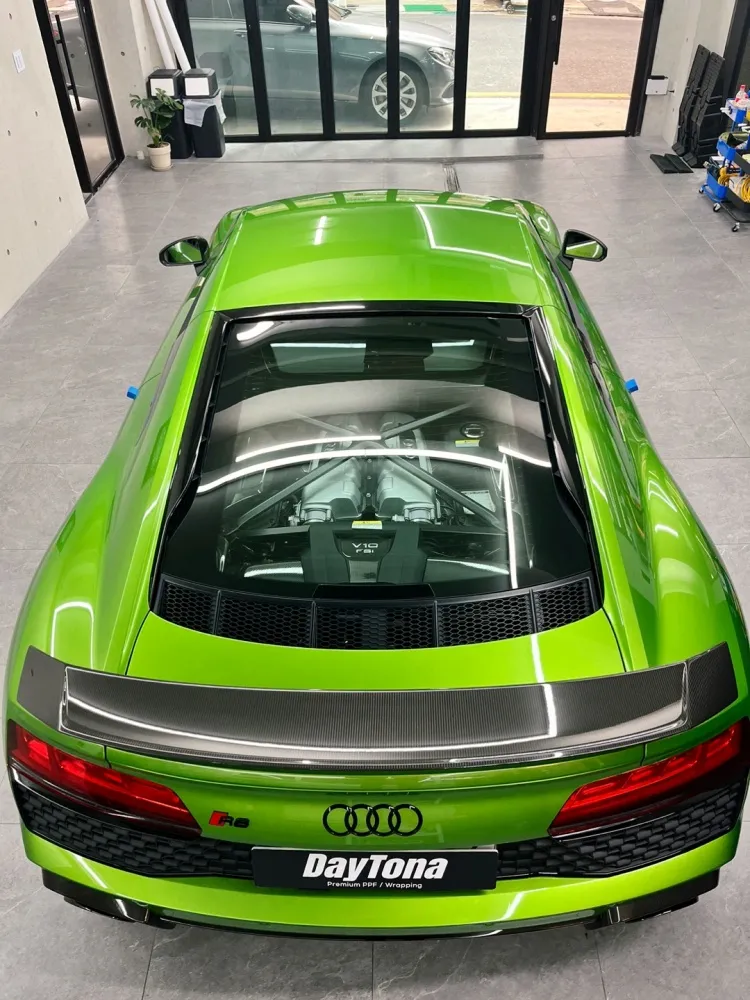 Audi R8 vinyl wrap - Audi R8 Carbon Roof Wrap Review: Seamless Integration photo 5