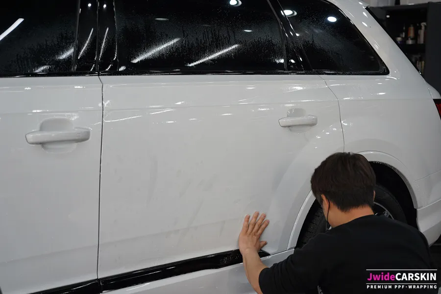 Audi Q7のPPF施工事例｜傷防止と美観維持 施工写真 1-2