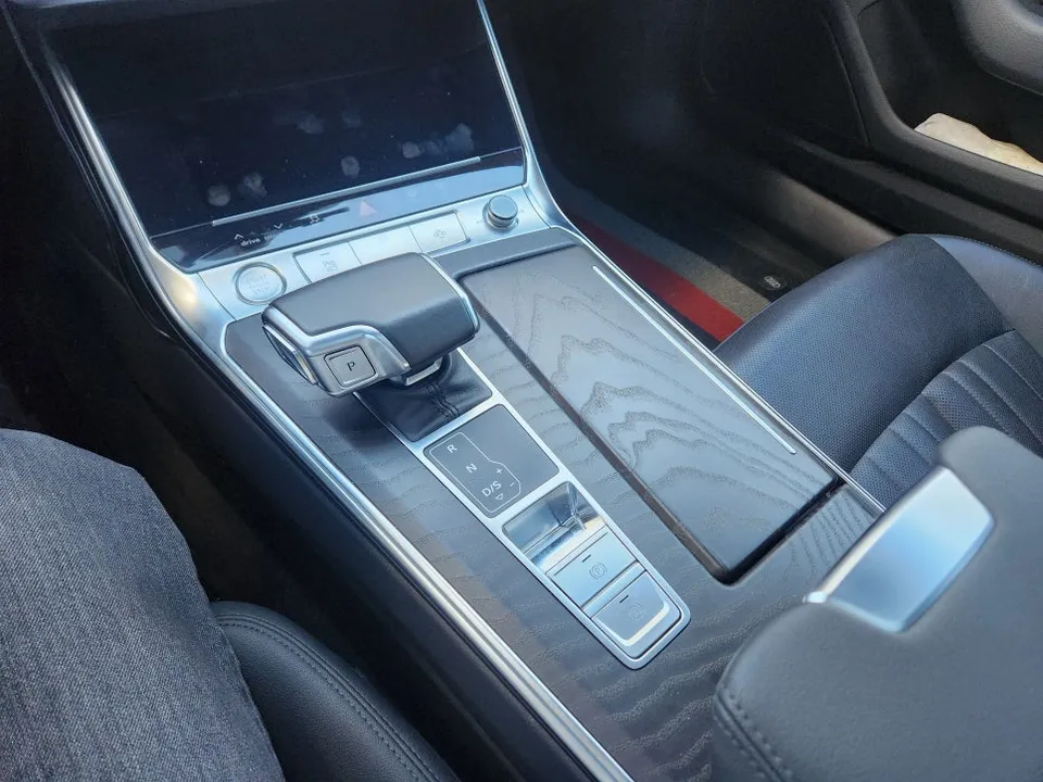 Audi A6 C8のカーラッピング事例｜内装カスタムで高級感アップ 施工写真 2-2