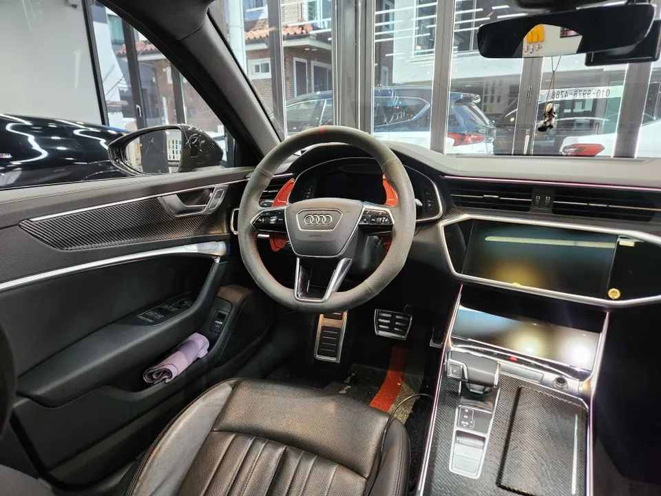 Audi A6 C8のカーラッピング事例｜内装カスタムで高級感アップ 施工写真 3-3