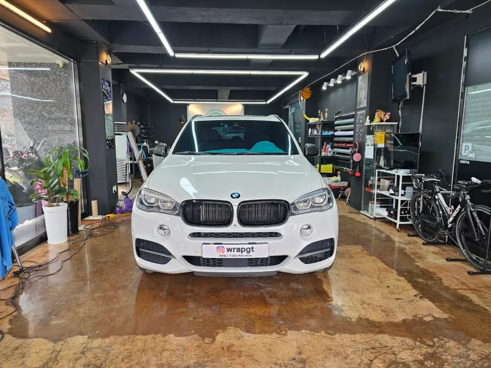 BMW X5 window tinting installation result
