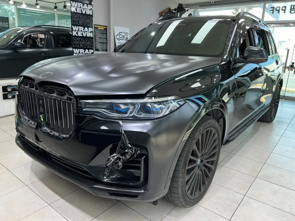 BMW X7 G07のカーラッピング事例|高級感あるゴールドへの変身 施工写真 3-1