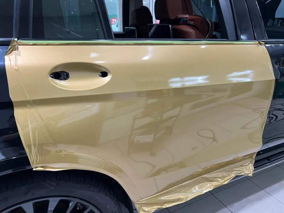BMW X7 G07のカーラッピング事例|高級感あるゴールドへの変身 施工写真 1-2