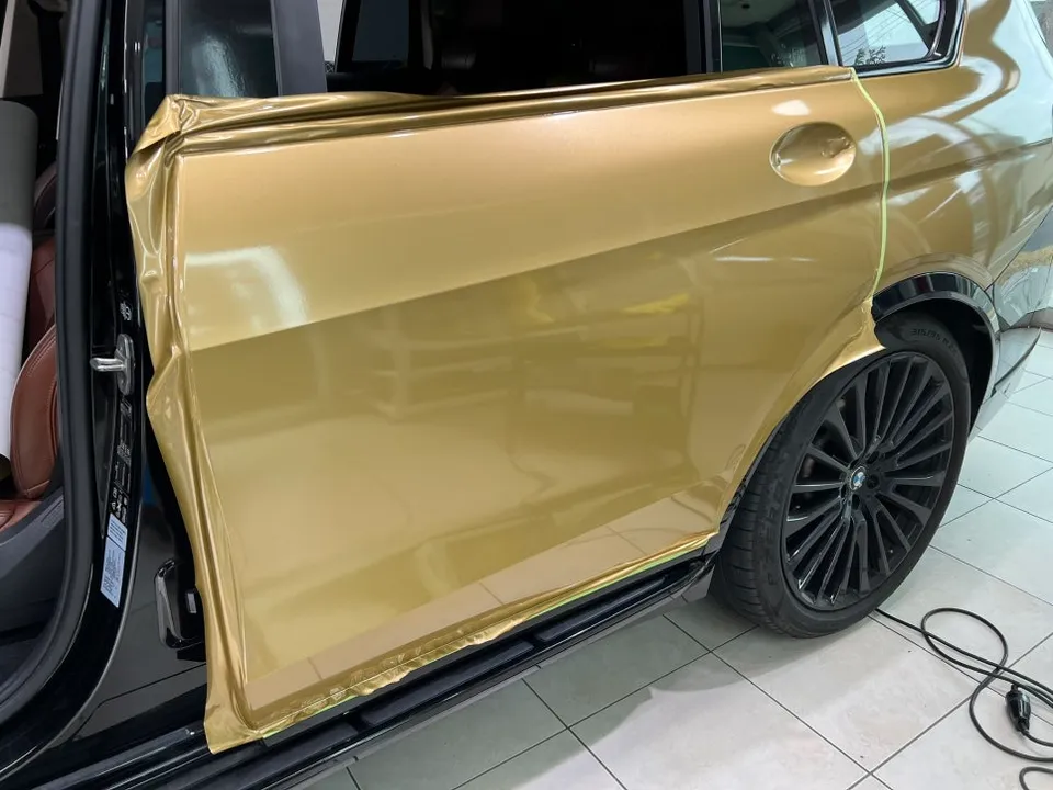BMW X7 G07のカーラッピング事例|高級感あるゴールドへの変身 施工写真 1-3