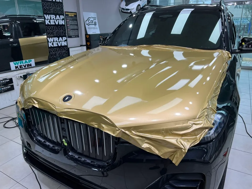BMW X7 G07のカーラッピング事例|高級感あるゴールドへの変身 施工写真 2-3