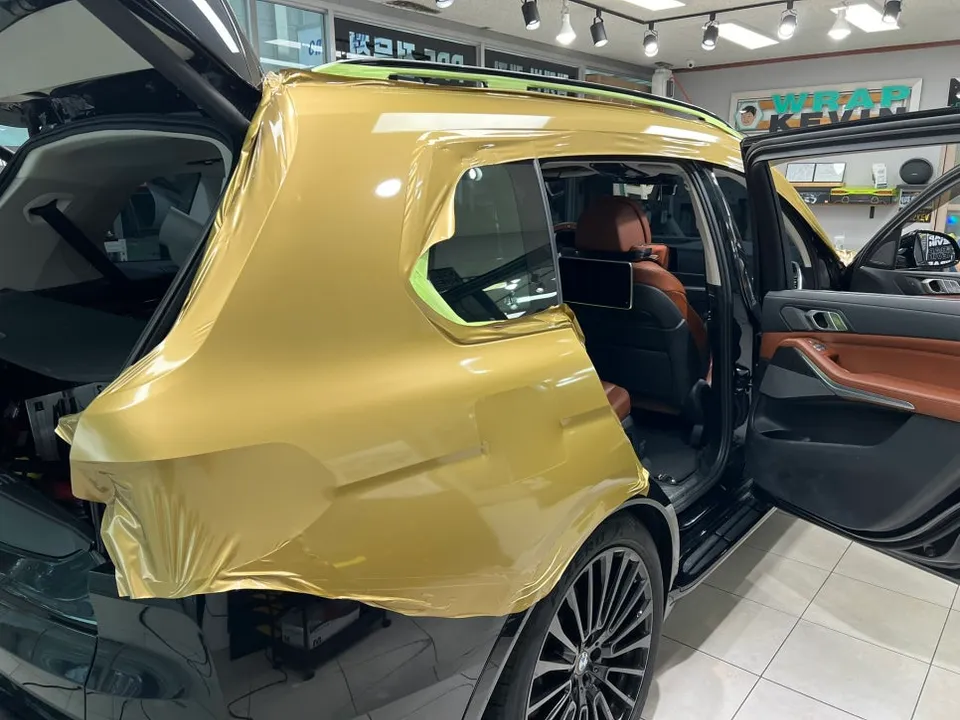 BMW X7 G07のカーラッピング事例|高級感あるゴールドへの変身 施工写真 3-3
