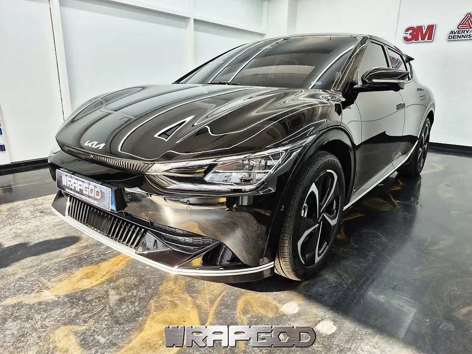 Kia EV6 vinyl wrap - Kia EV6 Vinyl Wrap Review: Chrome Delete for an All-Black Look photo 3