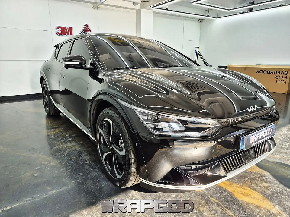 Kia EV6 vinyl wrap - Kia EV6 Vinyl Wrap Review: Chrome Delete for an All-Black Look photo 4