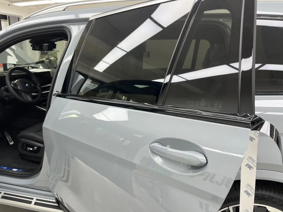 BMW X7 カーラッピング事例|クロームパーツのブラックアウト 施工写真 1-3