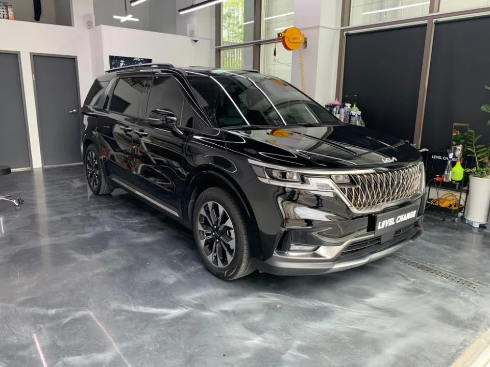 Kia Carnivalのカーラッピング事例|クロームパーツのブラックアウト 施工写真 2-1