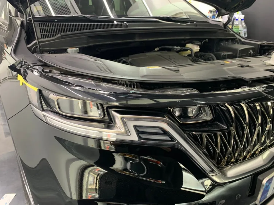 Kia Carnivalのカーラッピング事例|クロームパーツのブラックアウト 施工写真 1-2