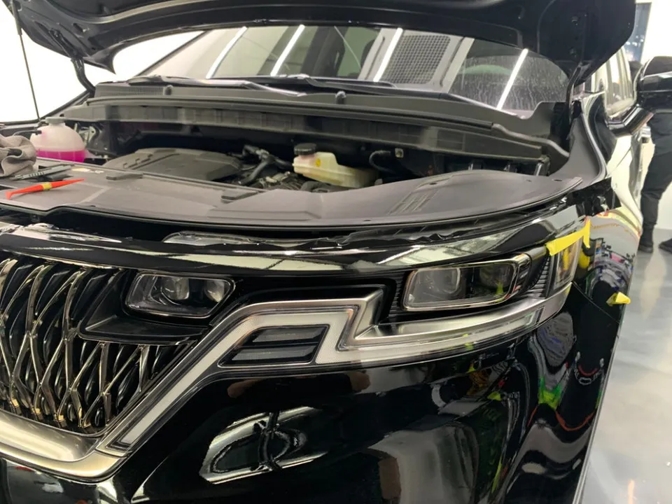 Kia Carnivalのカーラッピング事例|クロームパーツのブラックアウト 施工写真 2-2