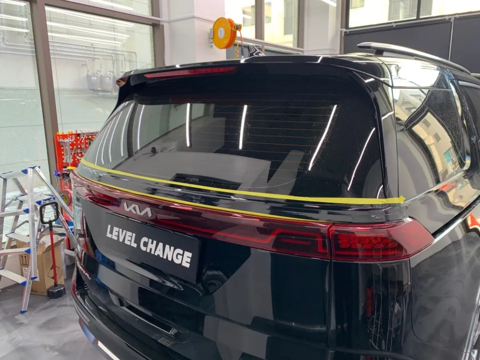 Kia Carnivalのカーラッピング事例|クロームパーツのブラックアウト 施工写真 1-3