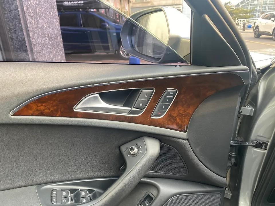 Audi A6のカーラッピング事例|高級感ある室内へ 施工写真 1-1