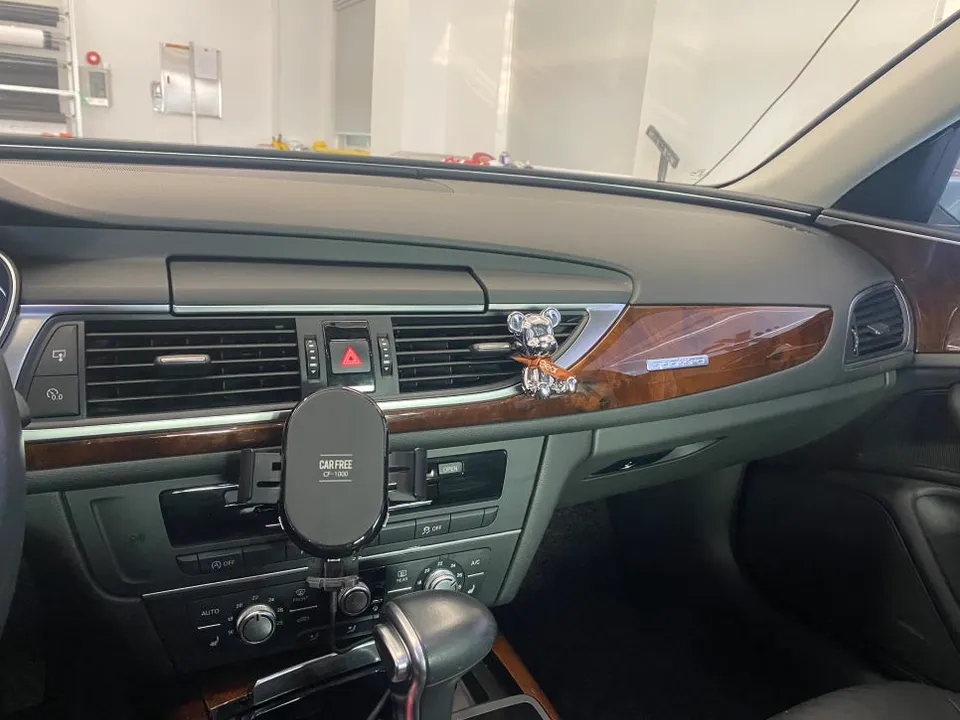 Audi A6のカーラッピング事例|高級感ある室内へ 施工写真 2-2