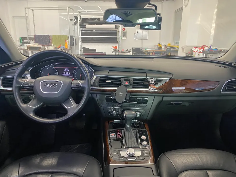 Audi A6のカーラッピング事例|高級感ある室内へ 施工写真 3-2