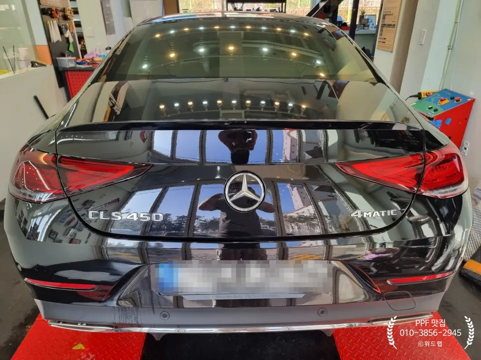 Mercedes-Benz CLSのヘッドライトPPF施工事例 施工写真 3-2