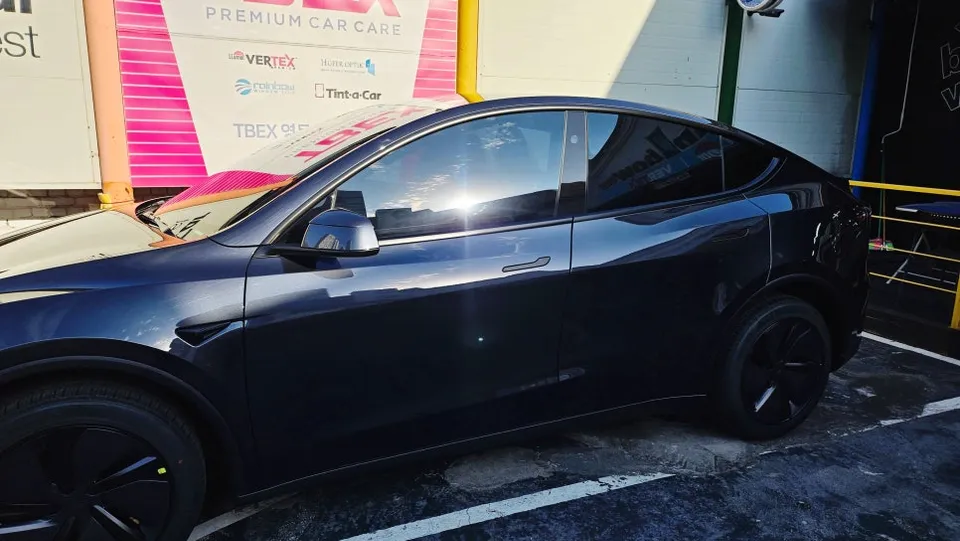 Tesla Model Yのカーフィルム施工事例 施工写真 2-1