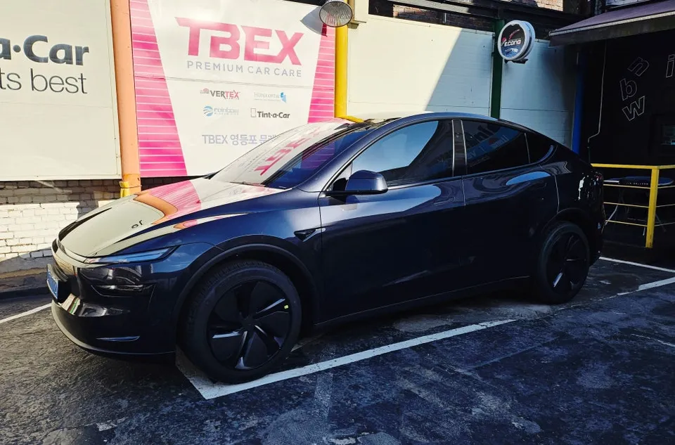 Tesla Model Yのカーフィルム施工事例 施工写真 4-1