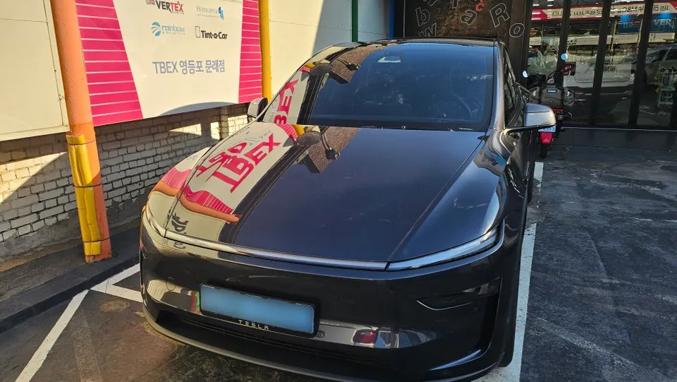 Tesla Model Yのカーフィルム施工事例 施工写真 1-2