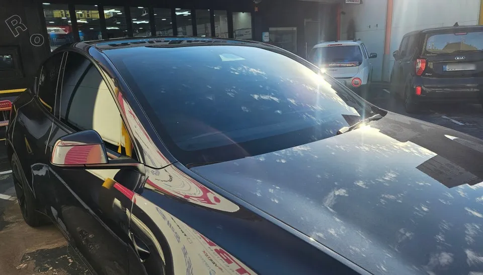 Tesla Model Yのカーフィルム施工事例 施工写真 2-2