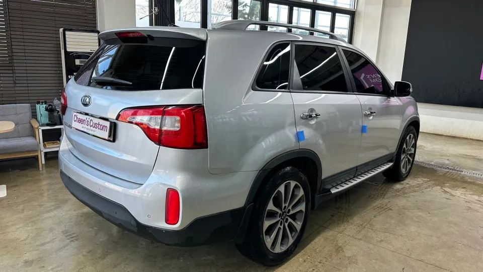 Kia Sorento Rのカーラッピング事例｜サテンダークグレー 施工写真 3-1