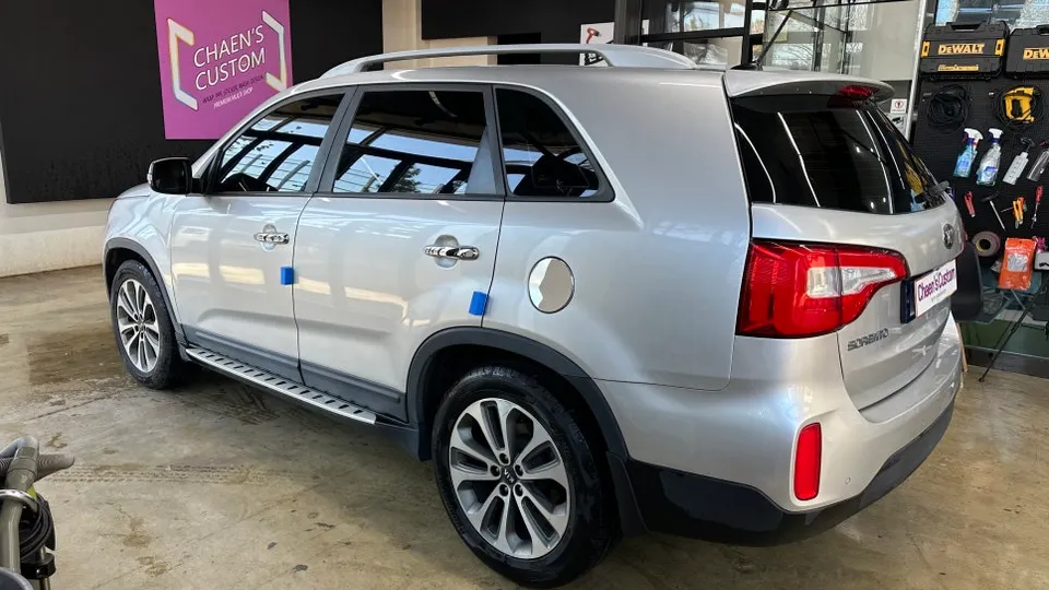Kia Sorento Rのカーラッピング事例｜サテンダークグレー 施工写真 1-2