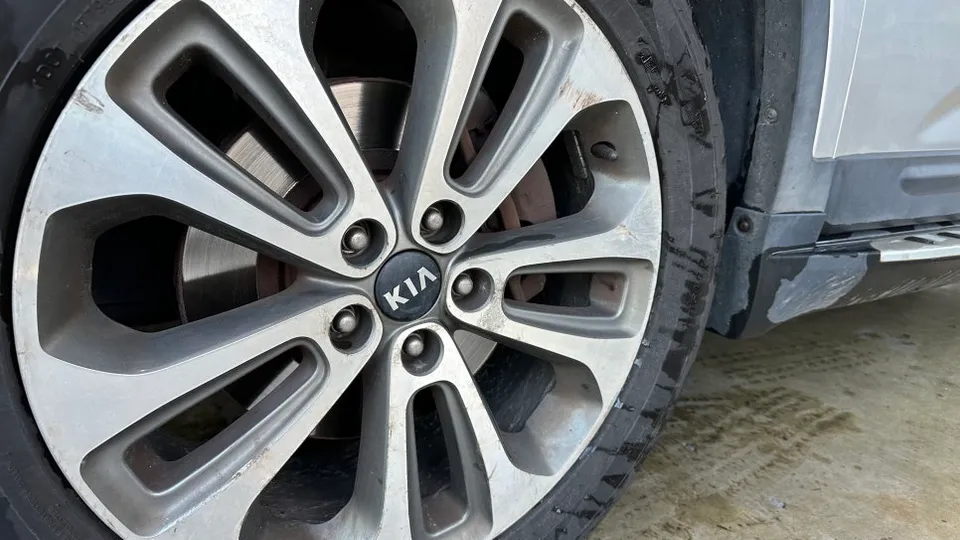Kia Sorento Rのカーラッピング事例｜サテンダークグレー 施工写真 2-3