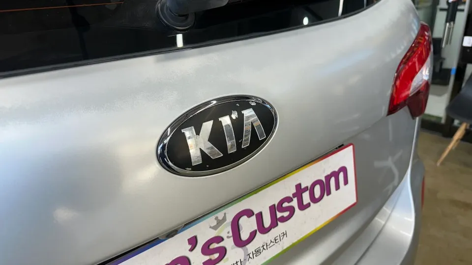 Kia Sorento Rのカーラッピング事例｜サテンダークグレー 施工写真 3-3