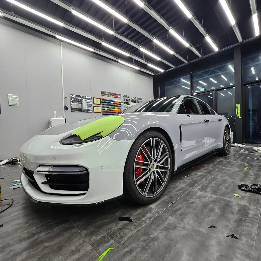 ポルシェ パナメーラ GTS カーラッピング事例|クールグレー 施工写真 3-2