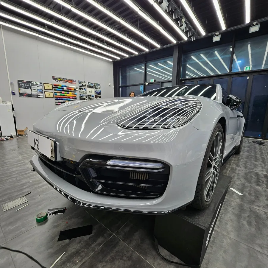 ポルシェ パナメーラ GTS カーラッピング事例|クールグレー 施工写真 2-3