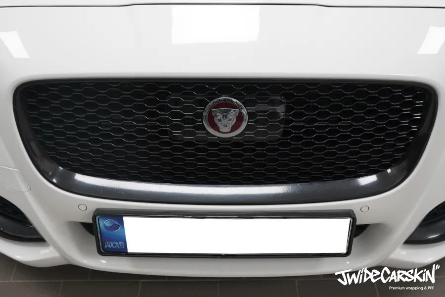 Jaguar XFのカーラッピング事例|クローム部分の高級感アップ 施工写真 2-1