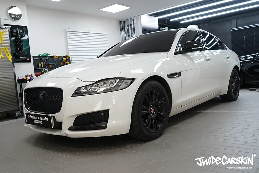 Jaguar XFのカーラッピング事例|クローム部分の高級感アップ 施工写真 1-2