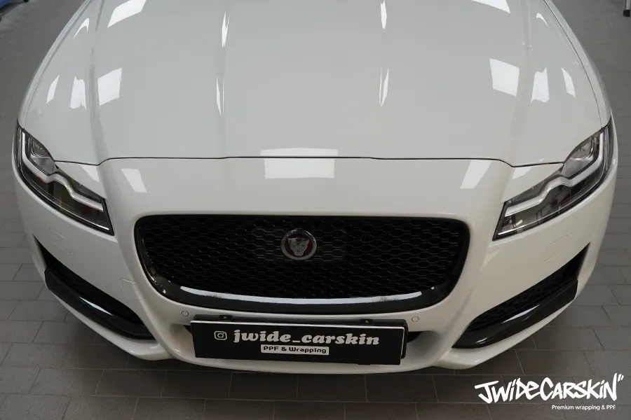 Jaguar XFのカーラッピング事例|クローム部分の高級感アップ 施工写真 3-2